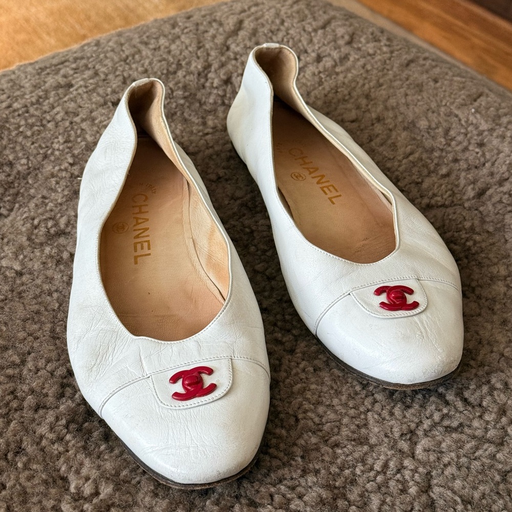CHANEL White Leather Ballet Flats with Red CC Emblem